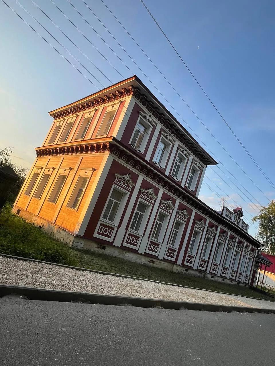 Красный фасад на закате