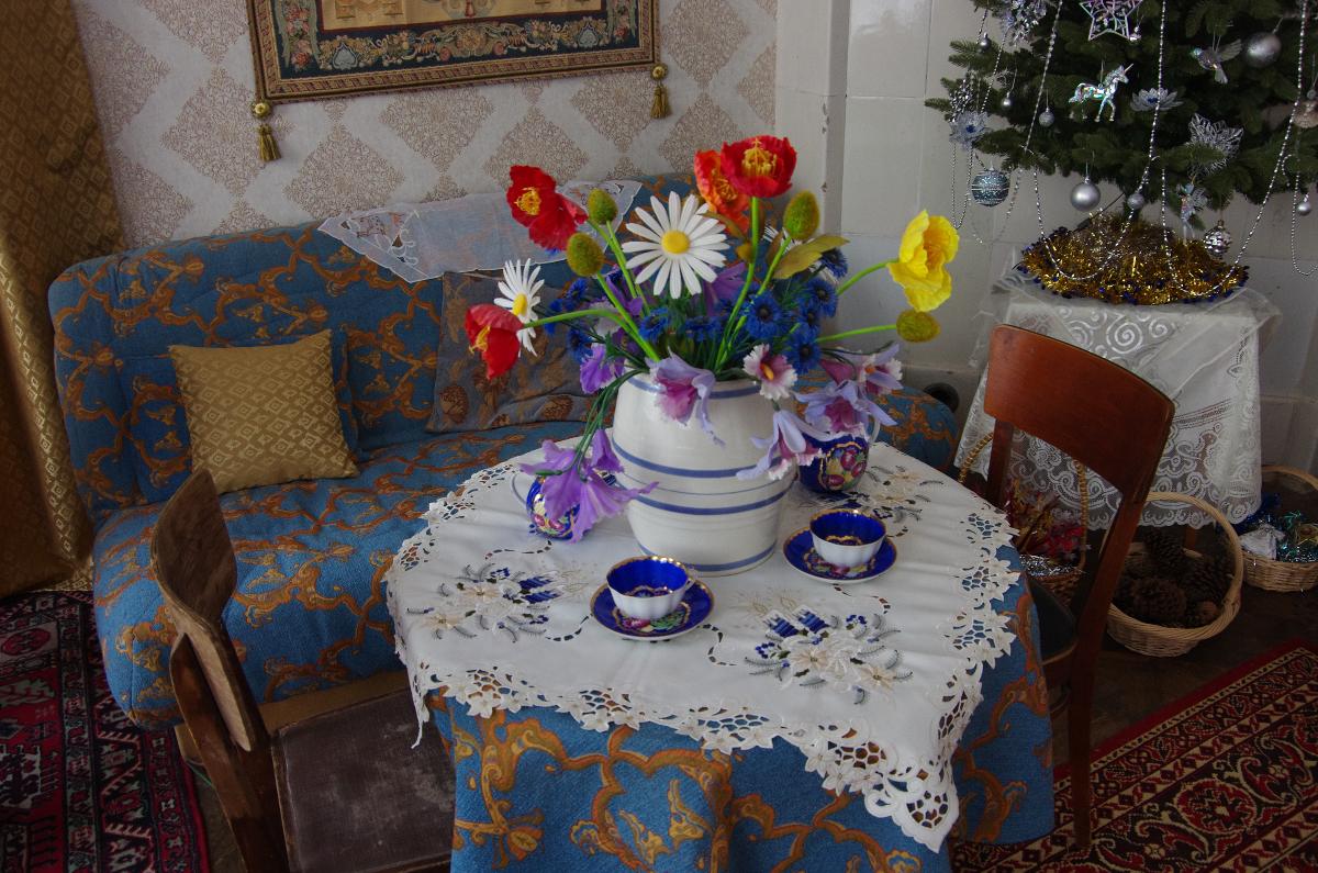 Стол, накрытый к чаю, в гостиной особняка